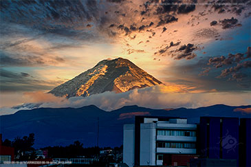 El atardecer cae sobre el volcán Cotopaxi